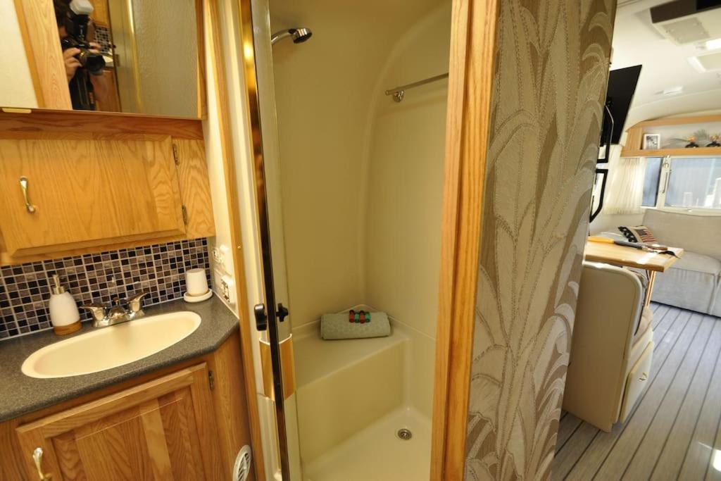 Airstream Retro Usa Caravan แอร์เนอวัลด์ ภายนอก รูปภาพ